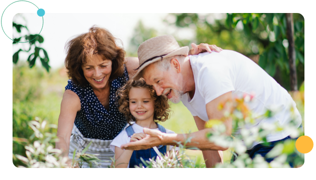 Grands-parents et enfant dans la nature